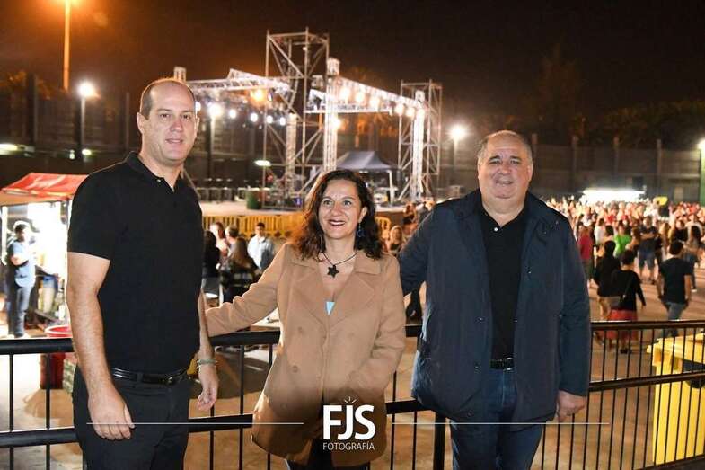 El concejal de Cultura, Juan Martel (d), junto a la también edila Lidia Mejías y el gerente de Gestel, Jesús Suárez, ayer en el concierto de Macaco/Francisco Javier Santana.